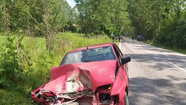 Kastamonu'da otomobil ile traktör çarpıştı: 3 yaralı
