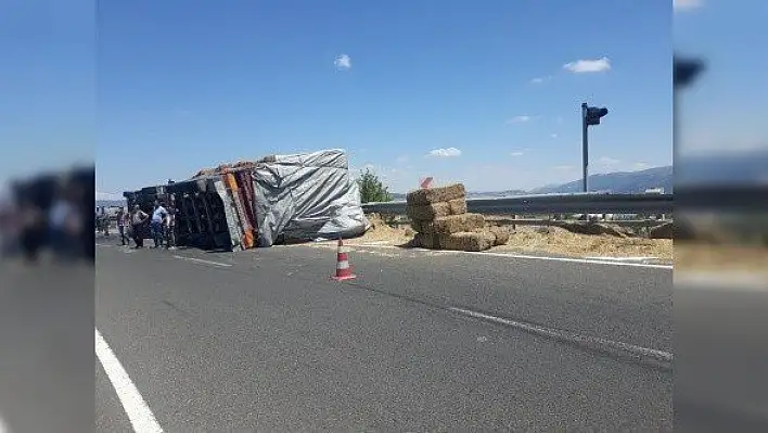 Saman yüklü tır devrildi! 2 kişi yaralandı