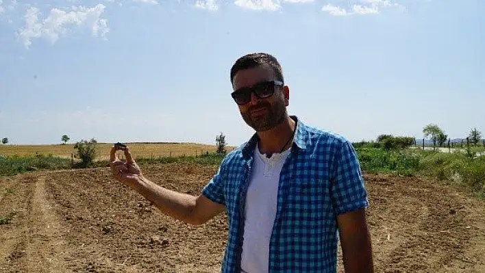 Sarımsak tarlasında gök taşı bulduğunu iddia etti