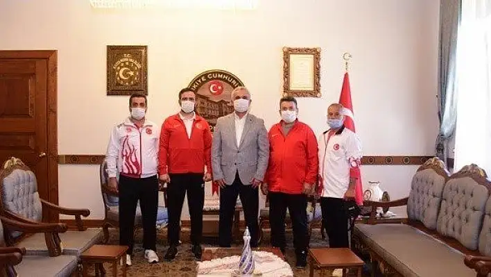 Taekwondo antrenörlerinden Vali Çakır'a ziyaret