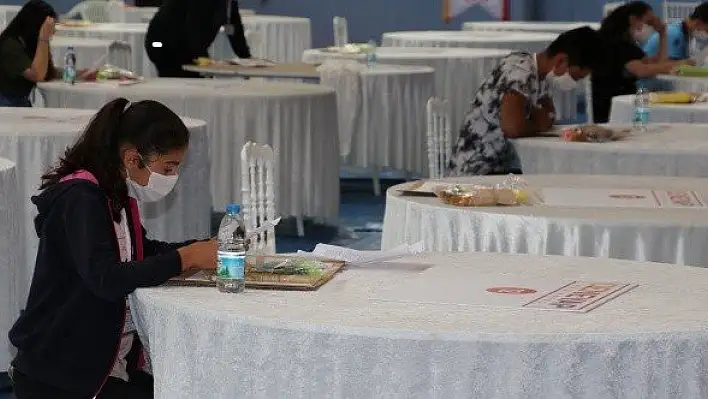 Deneyap Teknoloji Atölyesi'ne girmek isteyen gençler ter döktü