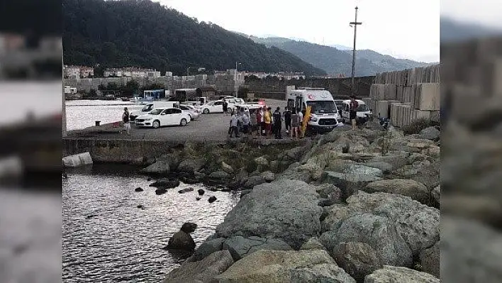 Devrilen katamarandaki kişi balıkçılar tarafından kurtarıldı