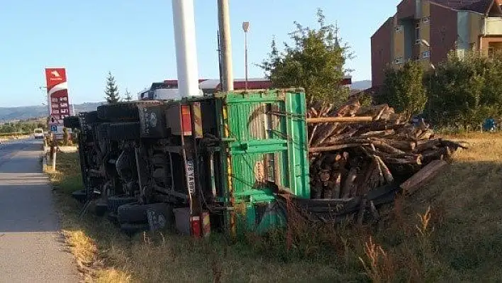 Devrilen odun yüklü kamyonun sürücüsü yaralandı