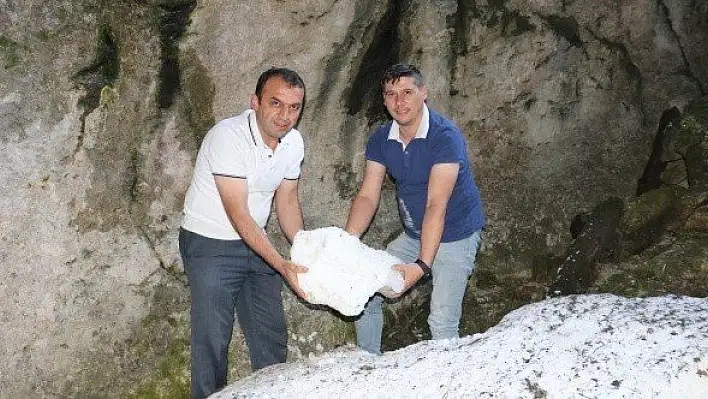 Karı ağustos sıcağında bile erimeyen mağara ilgi çekiyor
