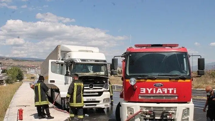 Yanan tırı, yıldan geçen beton mikseri söndürdü
