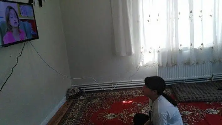 EBA TV'yi izleyemeyen çocuklara televizyon alındı