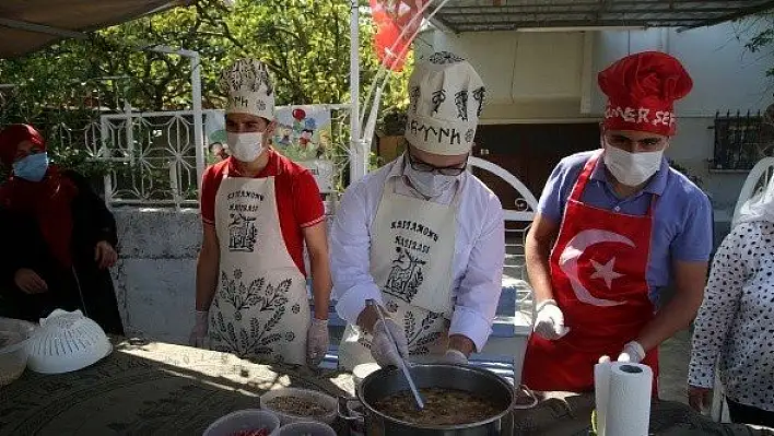 Kastamonu'da "özel çocuklar" aşure dağıttı