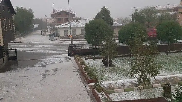 Pınarbaşı'da sağanak ve dolu etkili oldu