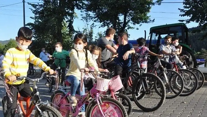 Sıfır emisyonlu hareketlilik için çocuklar pedal çevirdi