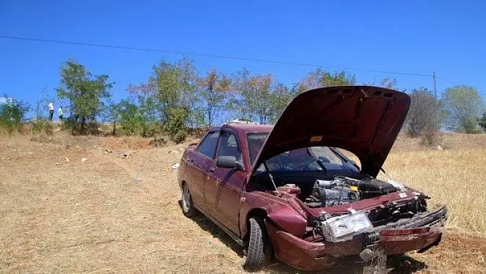 Tarlaya devrilen otomobildeki 5 kişi yaralandı