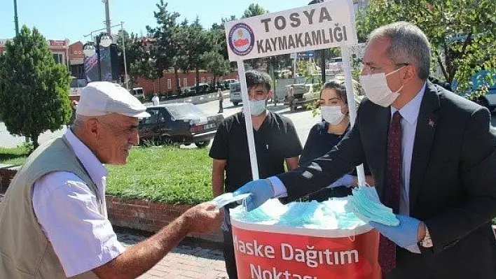 Tosya'da maske dağıtım standı kuruldu