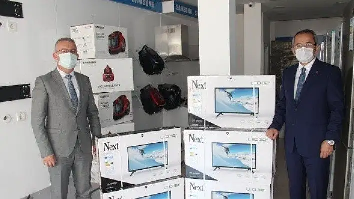 Kaymakamlık tarafından 10 öğrenciye televizyon verildi