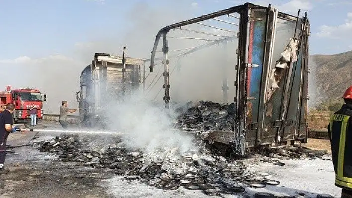 Tosya'da yabancı plakalı tır, alev alev yandı
