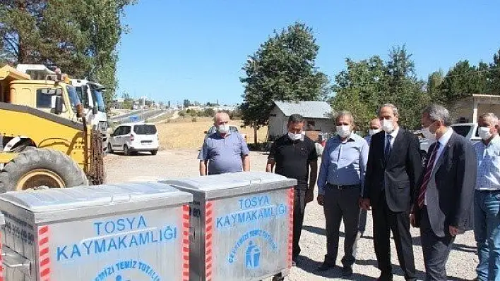 Yeni çöp konteynerleri muhtarlara teslim edildi