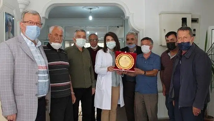 30 yıllık hekime esnaf odalarından teşekkür plaketi