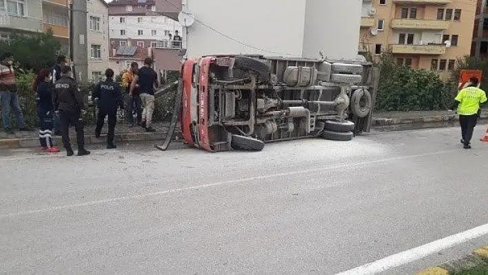 İnşaat malzemesi yüklü kamyon devrildi: 2 yaralı