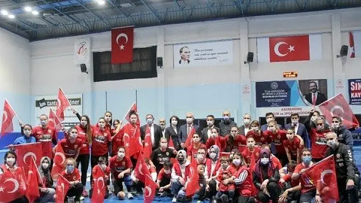 Hentbol Takımı, özel bireylerle maç yaptı
