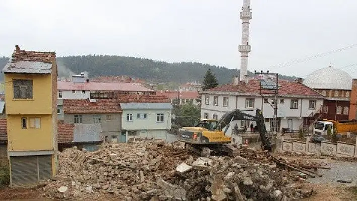 Tehlike arz eden 9 adet metruk bina yıkılıyor