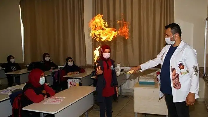 Okula kavuşmayı deney yaparak kutladılar