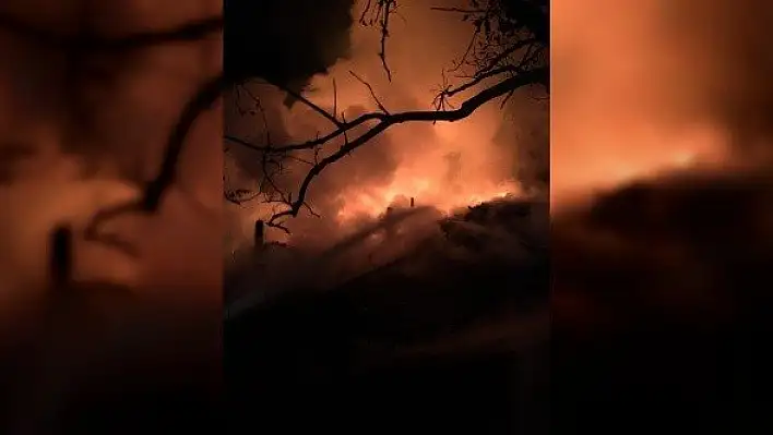 Taşköprü'de üç katlı ahşap ev çıkan yangında kül oldu