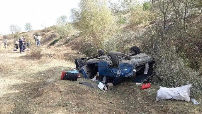 Yoldan çıkan sürücü 50 metrelik uçuruma yuvarlandı: 2 yaralı