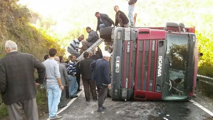 20 Ton Balık Yüklü Tır Devrildi, Yol 3 Saat Ulaşıma Kapandı