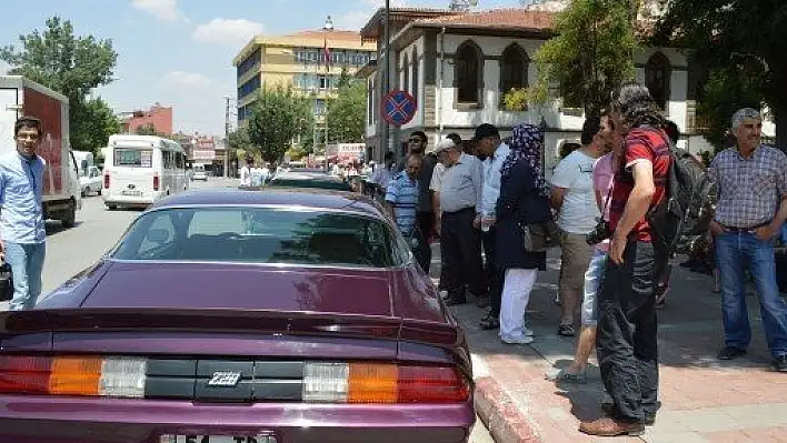 40 klasik otomobil tutkunu Afyon'da gösteri yaptıi tarihi yerleri gezdi