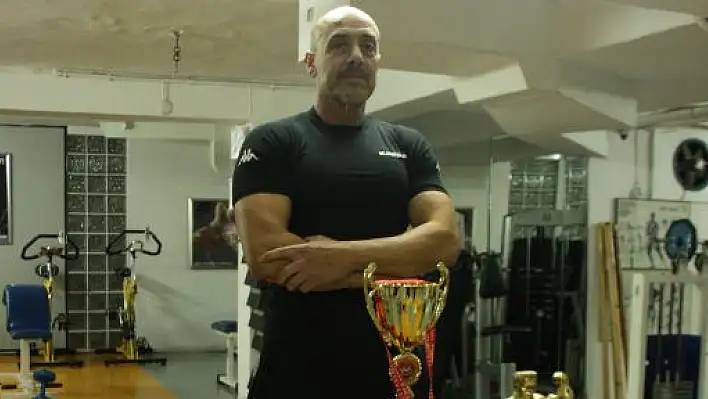 60 Yaşındaki Özkaya Vücut Geliştirme Türkiye 2. si Oldu