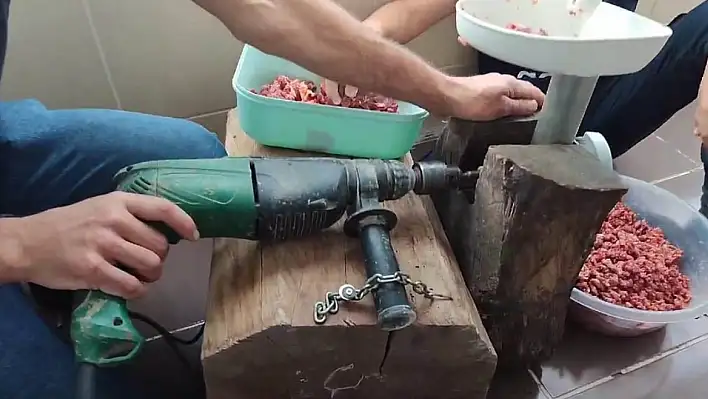 Laz aklı! Matkaptan kıyma makinesini yaptı