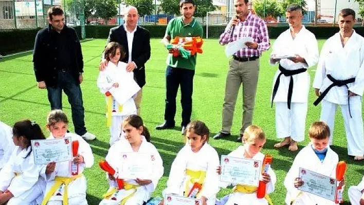 Ağrı'lı minik karateciler kuşak terfi sınavında ter döktü