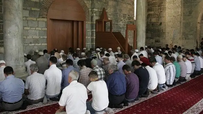 Ayasofya'da 52 yıl aradan sonra ilk namaz kılındı