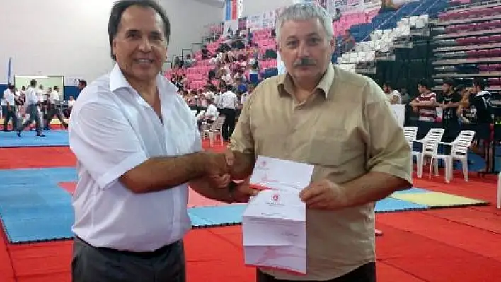 Aygün, Kickboks Federasyonu'na Katılan 2 Yeni Üyeye Mazbatalarını Verdi 