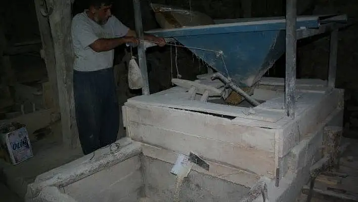 Buğdayını alan 400 yıllık su değirmenine geliyor
