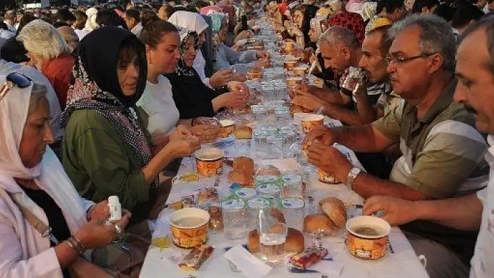 Çanakkale Şehitliği'nde binlerce kişi arpa ekmeği ve suyla iftar açtı