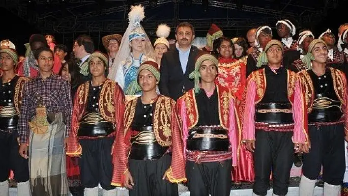 Çorum'da Türkçe Şölenini yağmura rağmen 30 bin kişi izledi