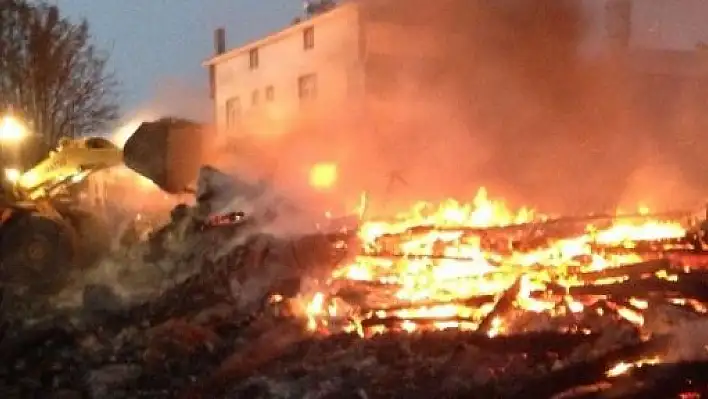 Devrekani'de 3 Ev, 4 Ahır Ve 2 Ambar Yandı 