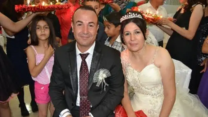 Düğününü 20 yıl sonra 5 çocuğuyla birlikte yaptı
