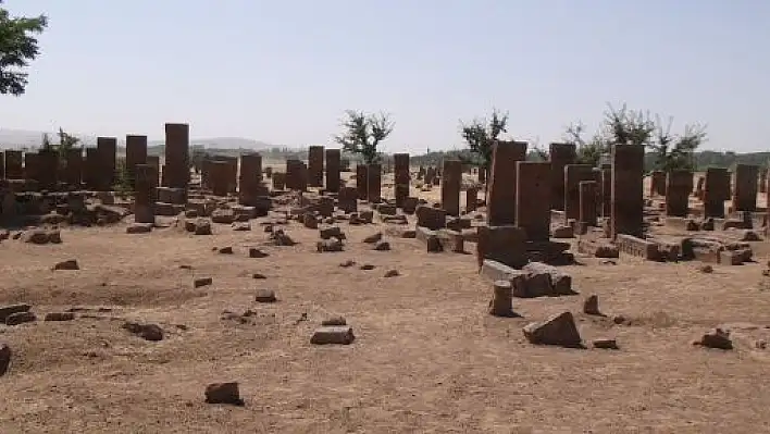 Dünyanın en büyük İslam mezarlığı, artık mobese kameralarıyla korunacak