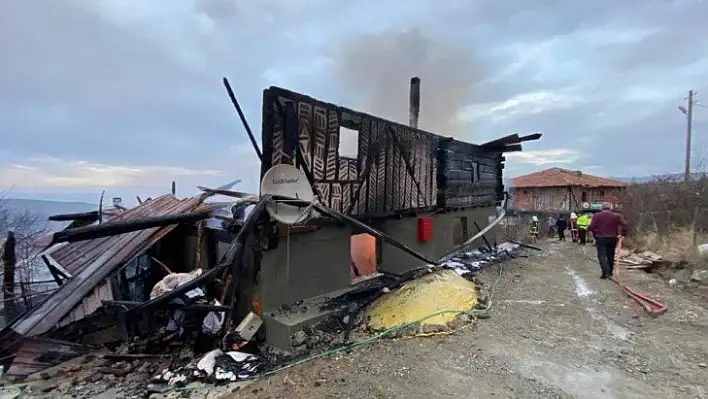 Elektrik kontağından çıkan yangın evi kül etti