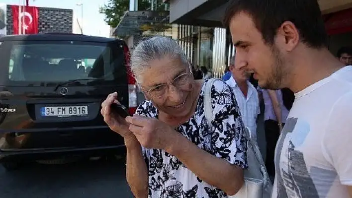 Eylemcilere tepki gösteren yaşlı kadın: Beni dövmeye kalktılar