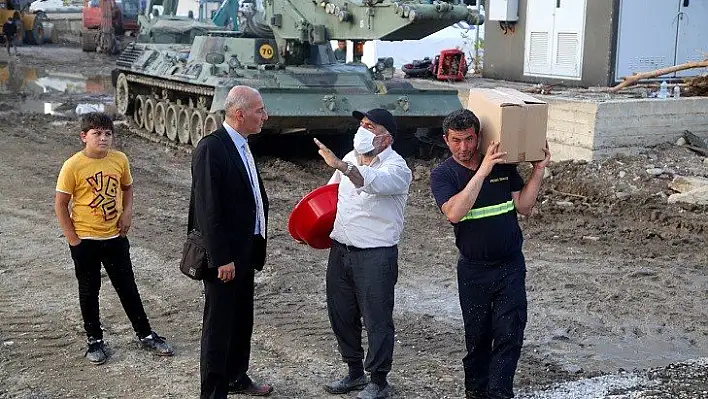 'Ezine Çayı'nın yatağı selde 40 metre genişlemiş'