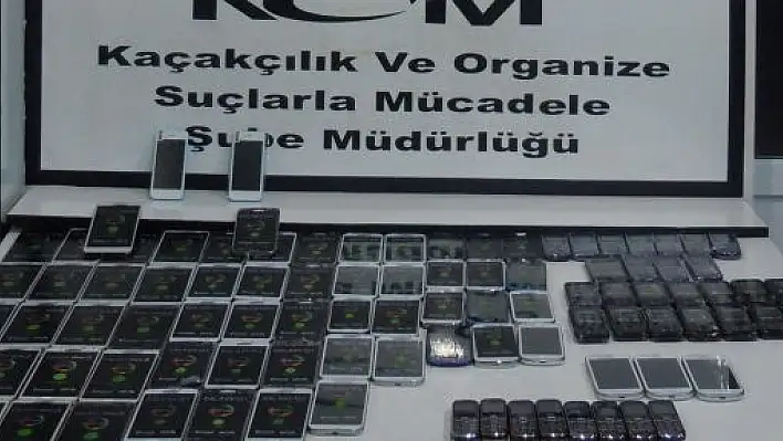 95 kaçak cep telefonu ile silah ele geçirildi