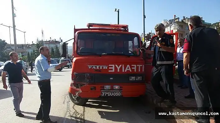 İtfaiye Aracı 3 Otomobile Çarptı: 2 Yaralı
