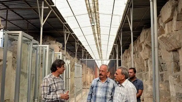 İzmir antik Agora'da duvar yazısı koleksiyonu bulundu