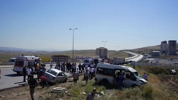 Kadın işçileri taşıyan minibüs takla attı, 18 yaralı var