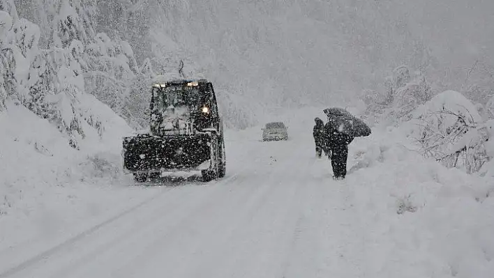 Kastamonu'da kar ulaşımda aksamaya neden oldu