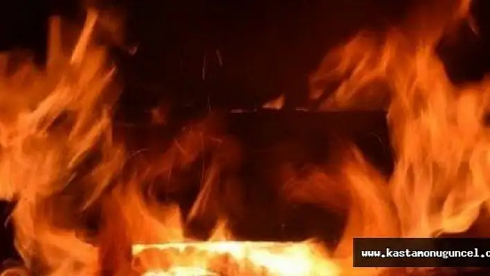 Kastamonu'da İki Katlı Ahşap Ev Kül Oldu