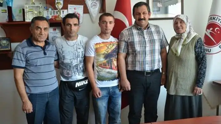 Başkan Kayıcı, 100 bininci lisanslı sporcu Mert Eş'i kabul etti