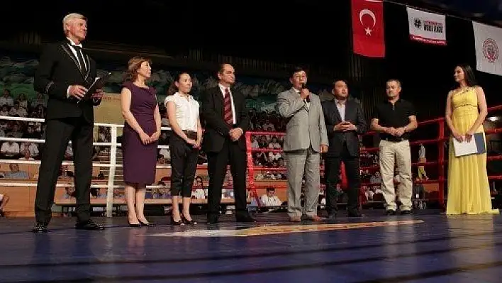 Kırgızistan'da 'Tek çare Spor' sloganı ile Kick Boks şöleni yapıldı