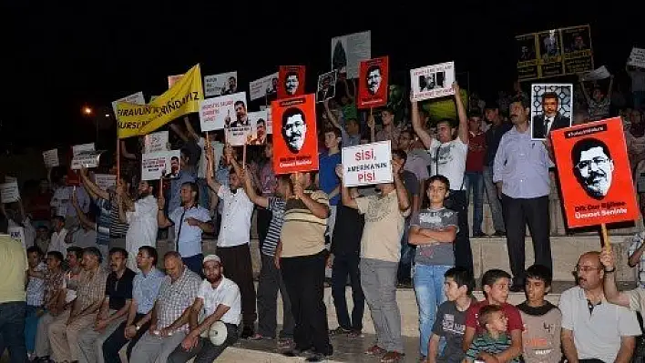 Mısır darbesine tepki amaçlı gece boyu oturma eylemi